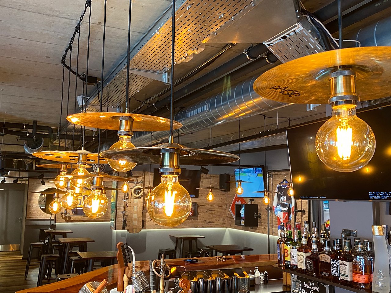 Henry’s Live Music & Sport Bar