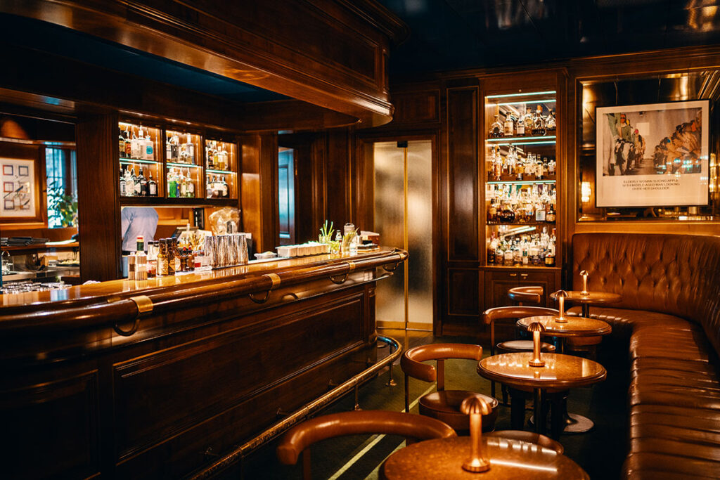 Einstein Bar