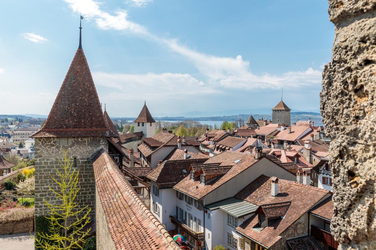 Blick auf die Ringmauer und die Türme der Murtner Altstadt