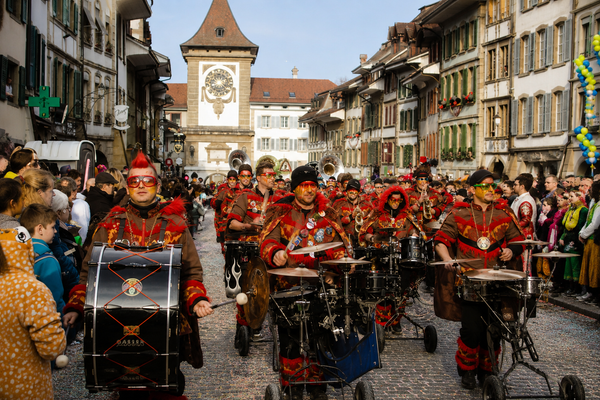 Umzug mit Guggenmusik an der Murtner Fastnacht