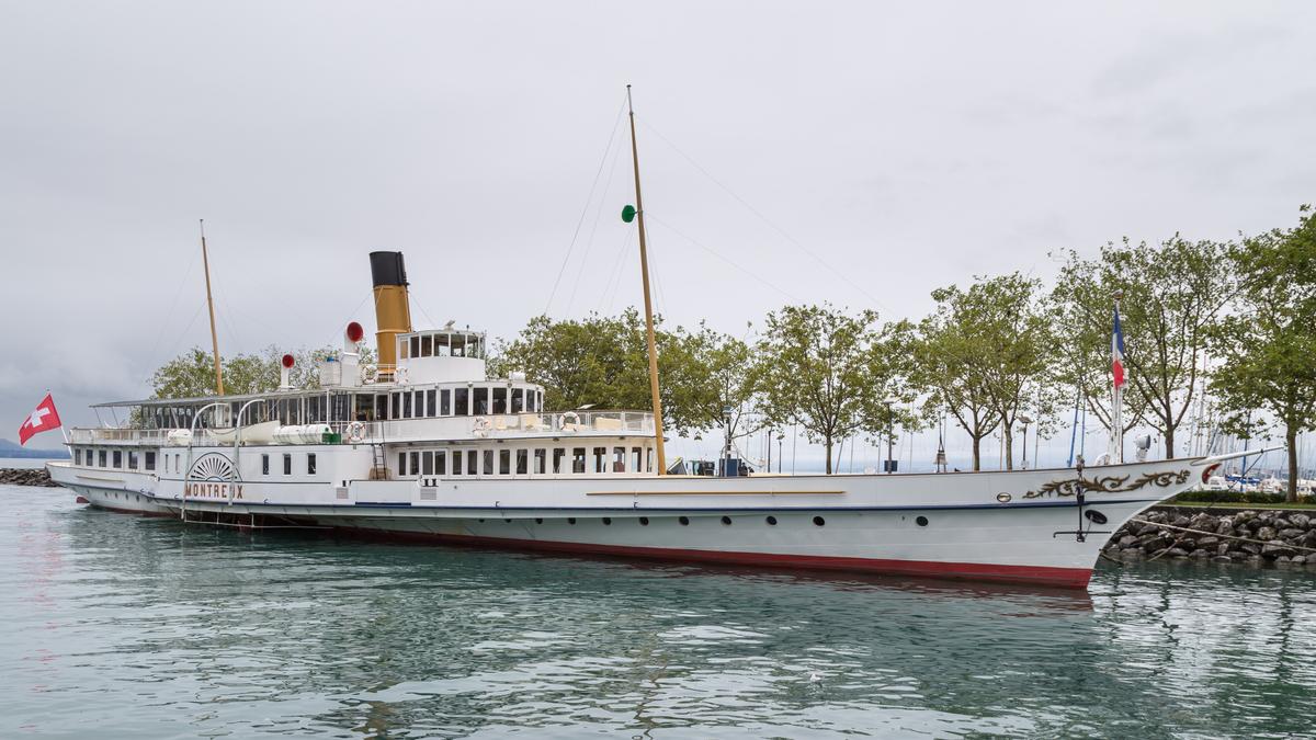 Schaufelraddampfer "Montreux" auf dem Genfersee am Anleger Lausanne-Ouchy
