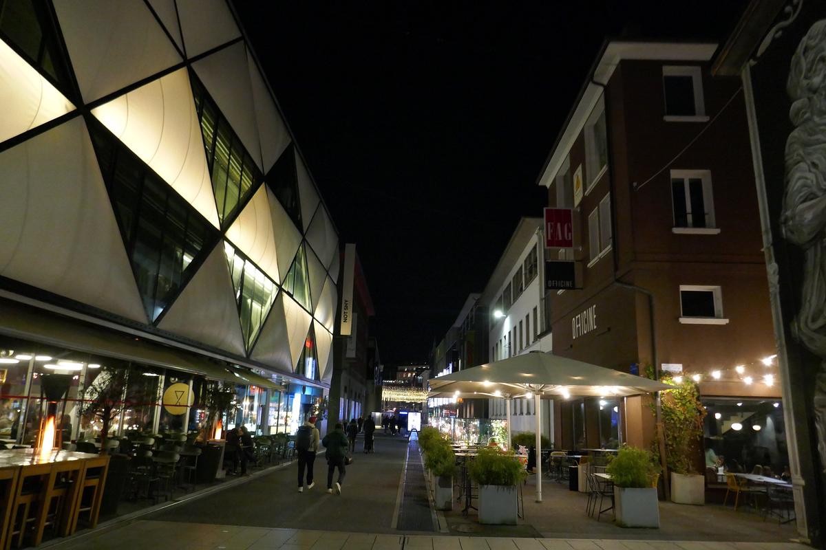 Ausgehviertel Flon in Lausanne mit umgebauten Industriehallen