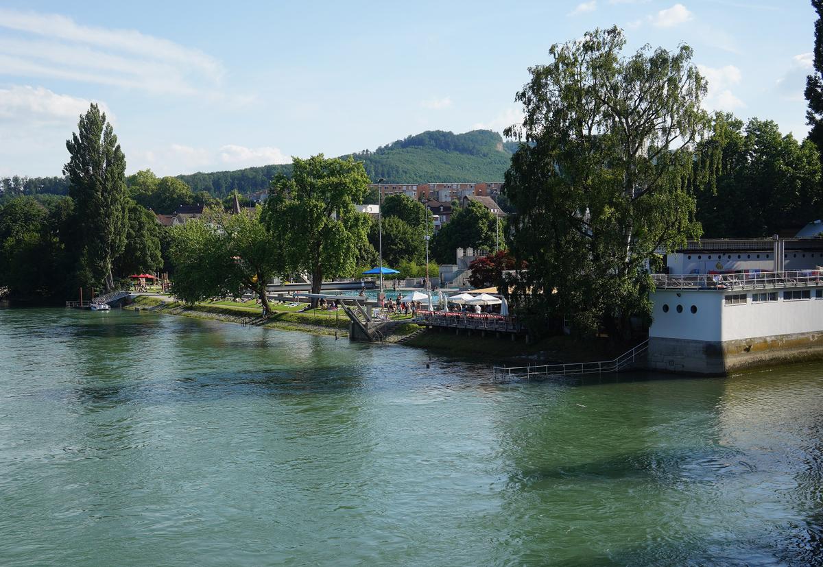 Freibadbecken im Strandbad Olten direkt an der Aare