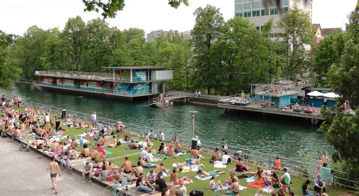 Flussbad Oberer Letten mit Sprungturm in der Limmat