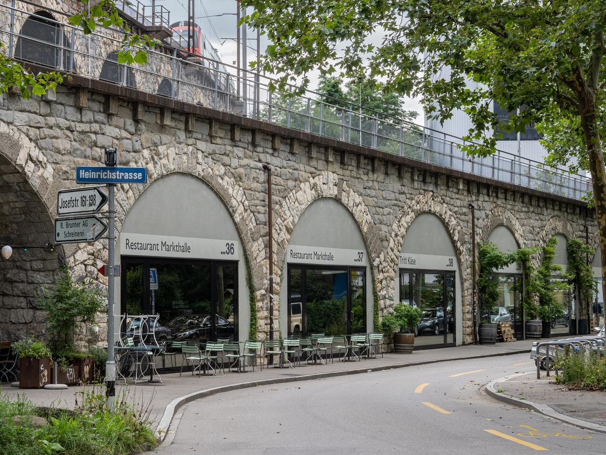 Markthalle unter den Bögen des Eisenbahnviadukts in Zürich-West