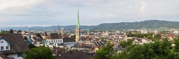 Skyline der Zürcher Altstadt mit Grossmünster und Fraumünster
