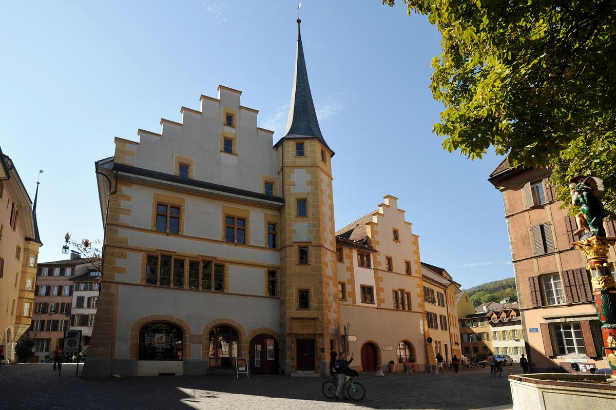 Gasse in der Bieler Altstadt mit Lauben und alten Häusern