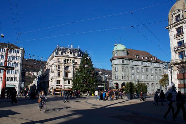 Der Zentralplatz in Biel mit Bussen und Passanten
