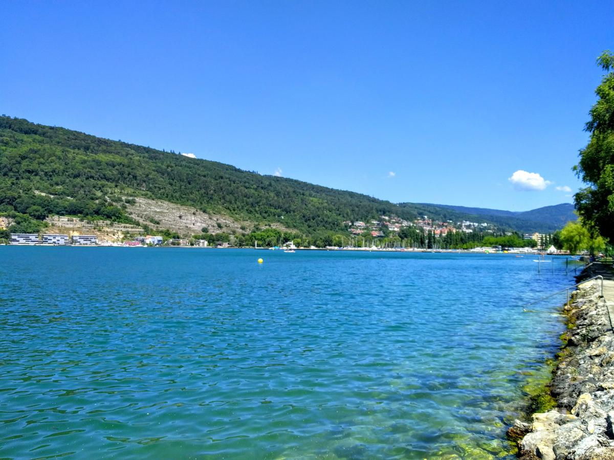 Blick über den Bielersee mit Booten und Jurahängen