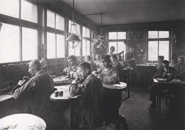 Graveure bei der Feinarbeit um 1900