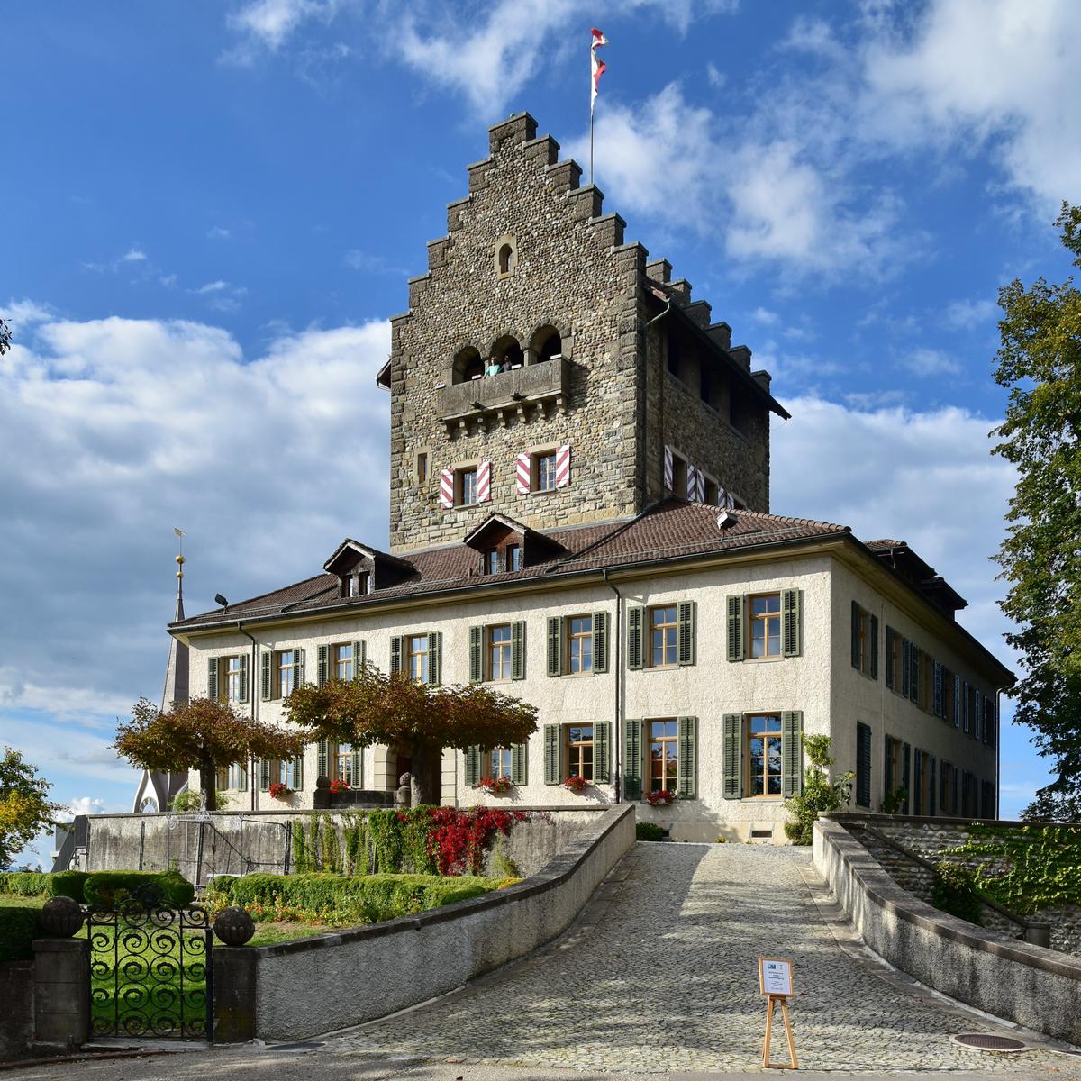 Schloss Uster auf dem Hügel über Kirchuster