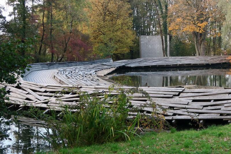 Schwimmende Holzbrücke «Drift Structure» von Tadashi Kawamata im Zellwegerpark