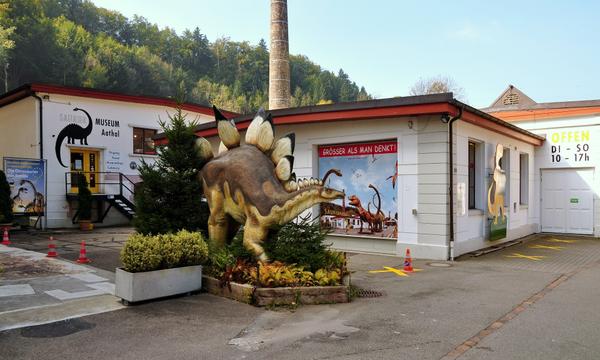 Aussenansicht des Sauriermuseums Aathal in der ehemaligen Spinnerei