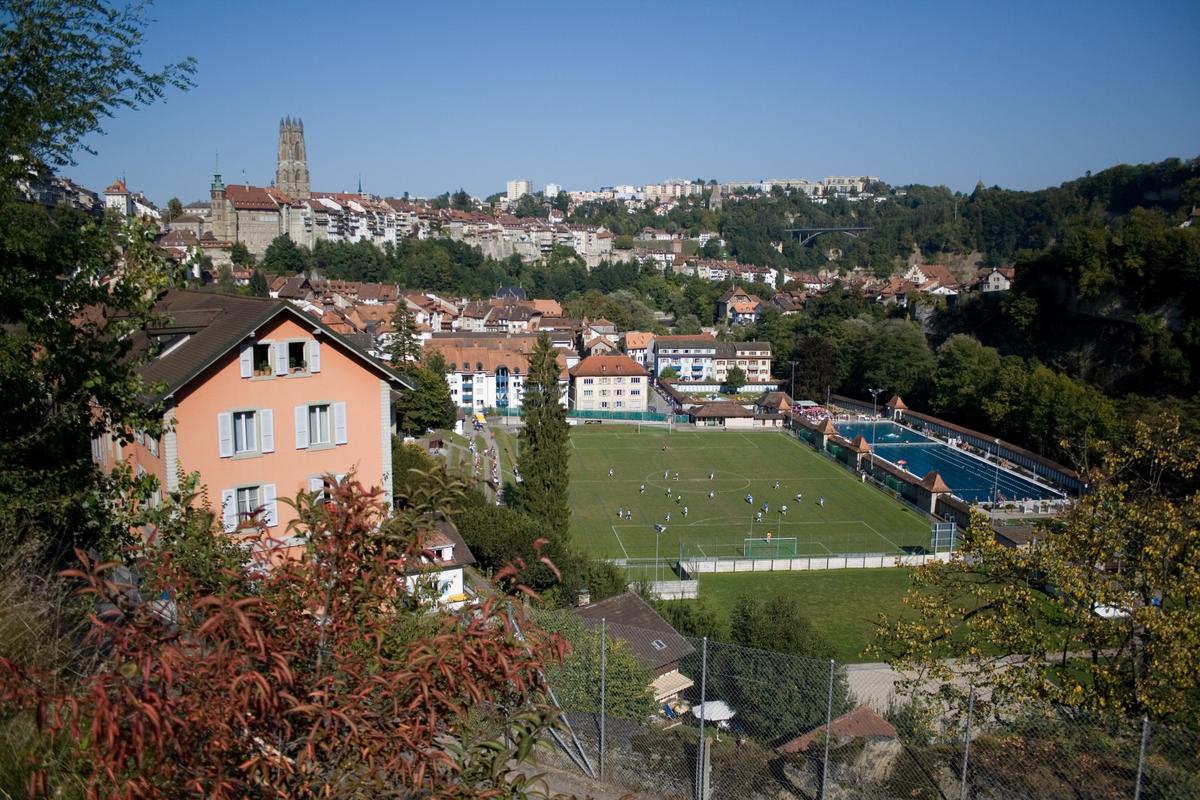Freibad Motta an der Saane mit Blick auf die Altstadt von Fribourg