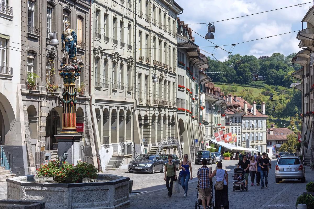 Der Gerechtigkeitsbrunnen in der Gerechtigkeitsgasse mit der Justitia-Figur mit Augenbinde, Schwert und Waage