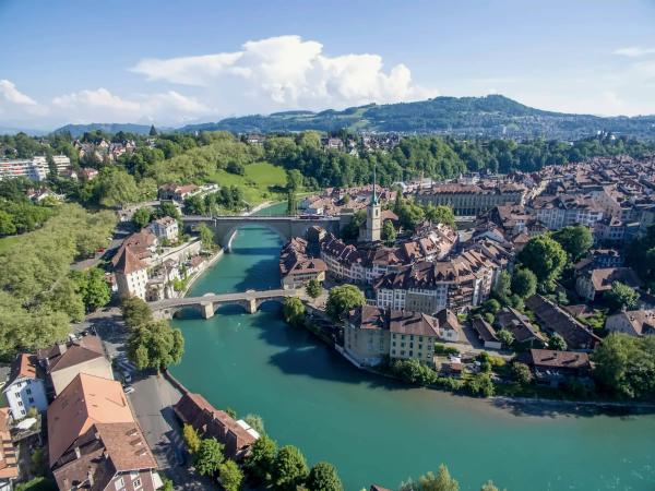 Blick aus der Distanz auf die Berner Altstadt in der Aareschleife, der Fluss im Vordergrund