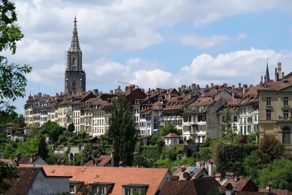 Blick aus der Distanz auf die Berner Altstadt, der Turm des Münsters ragt über die Dächer