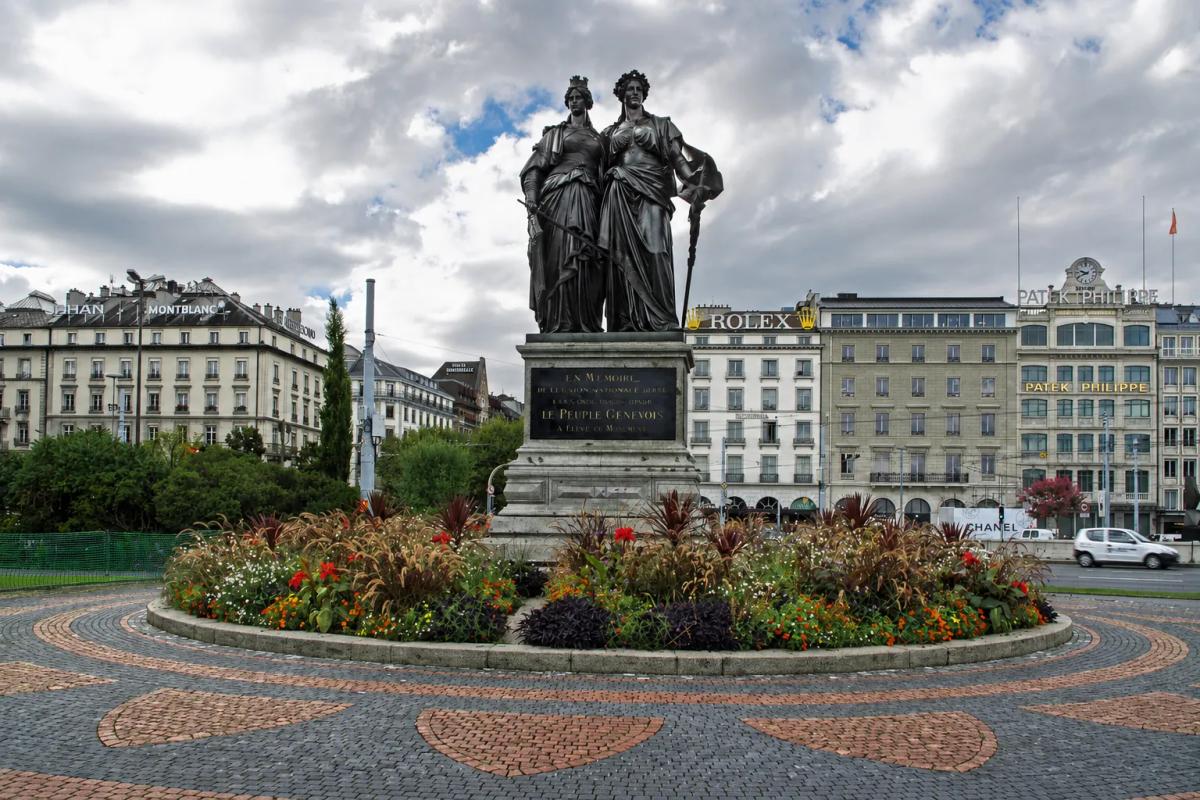 Bronzedenkmal mit zwei Frauenfiguren im Jardin anglais in Genf