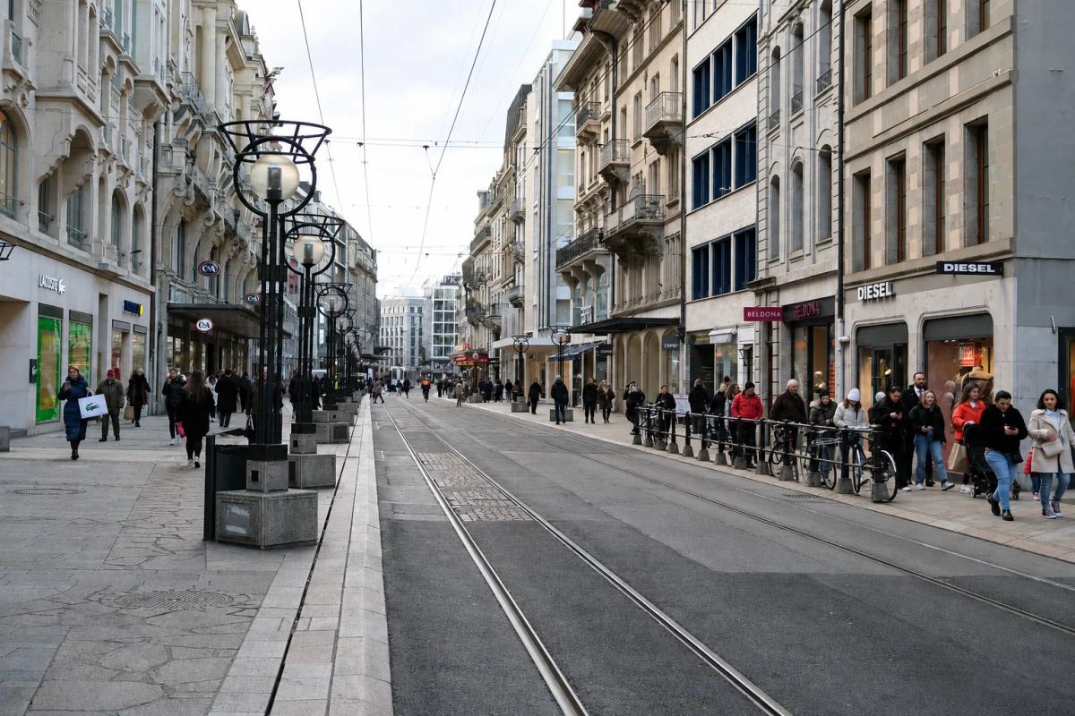 Rue de Rive in Genf mit Geschäften und Passanten